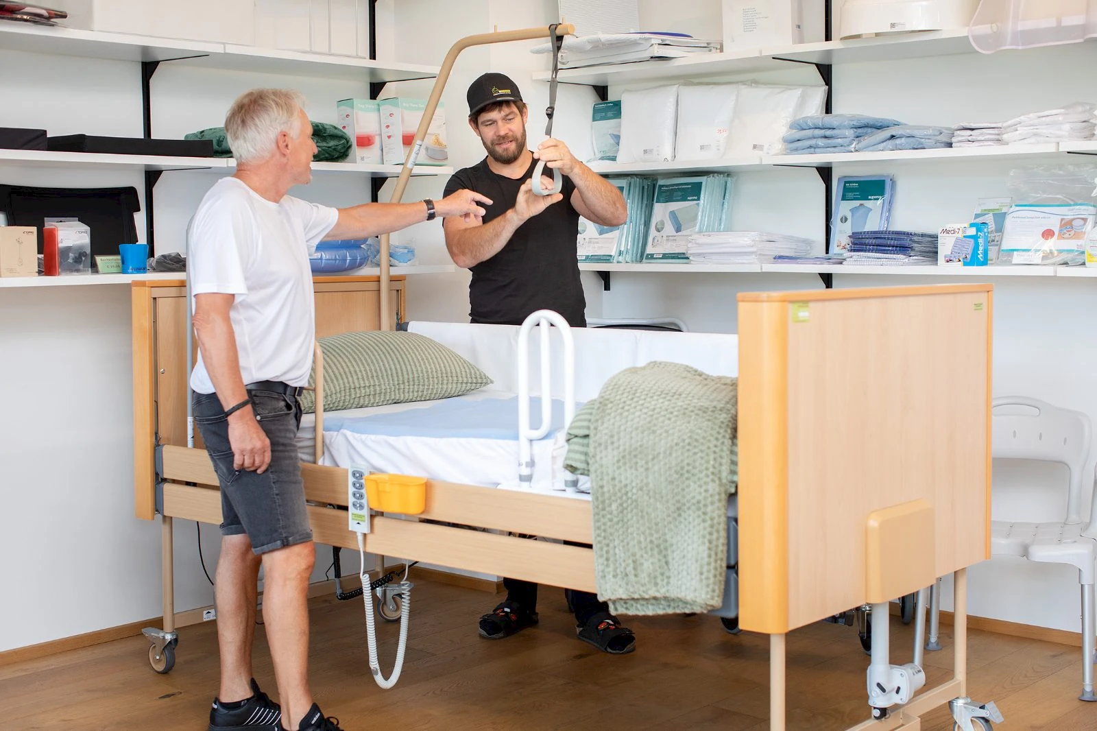 Erkl&auml;rung eines Pflegebetts mit Aufrichter im Gesch&auml;ft