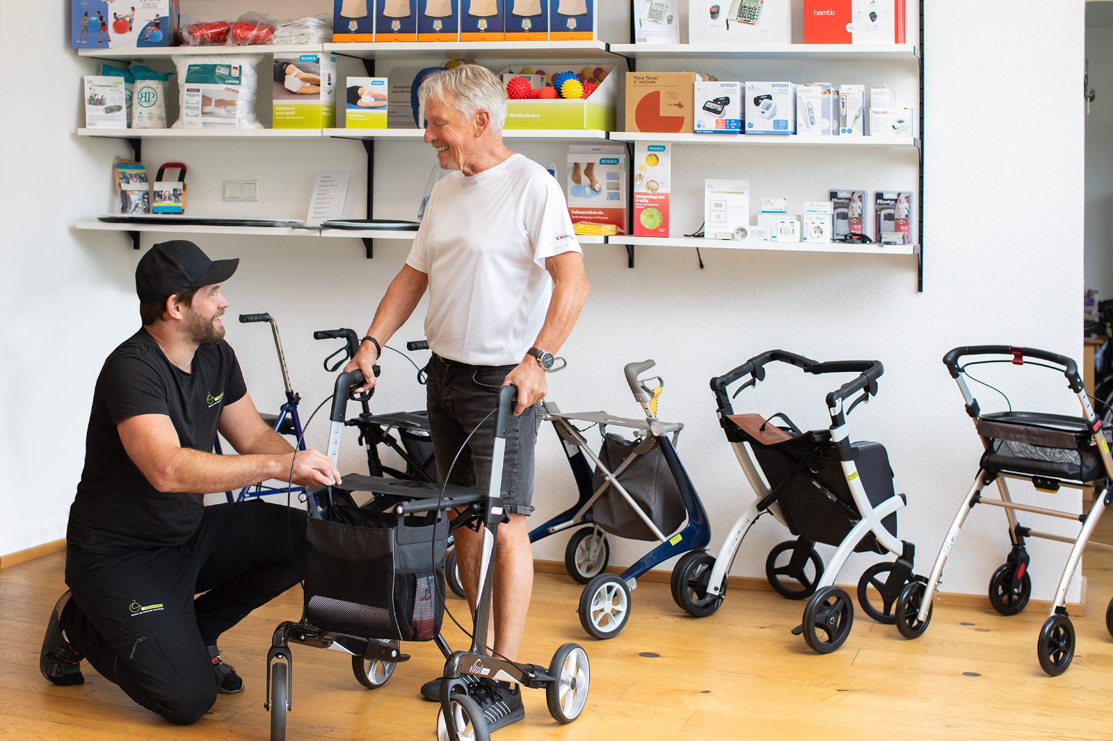 Anpassung eines Rollators im Gesch&auml;ft