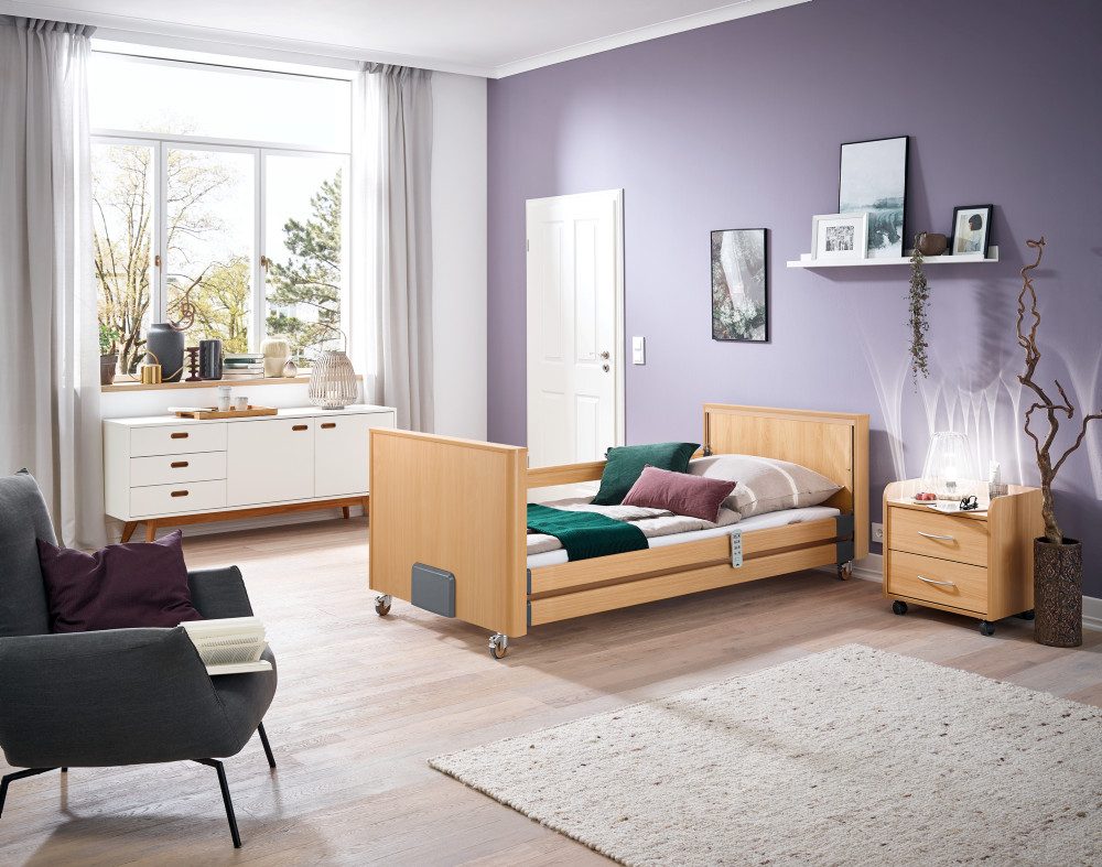 Pflegebett &bdquo;Dali Low Econ&ldquo; von Burmeier mit Holzumbau