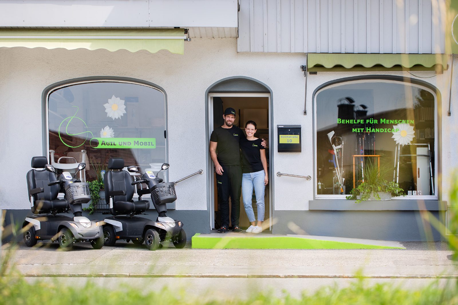 Zwei Elektromobile vor dem Gesch&auml;ft in der Kirchstra&szlig;e 10 in Lustenau