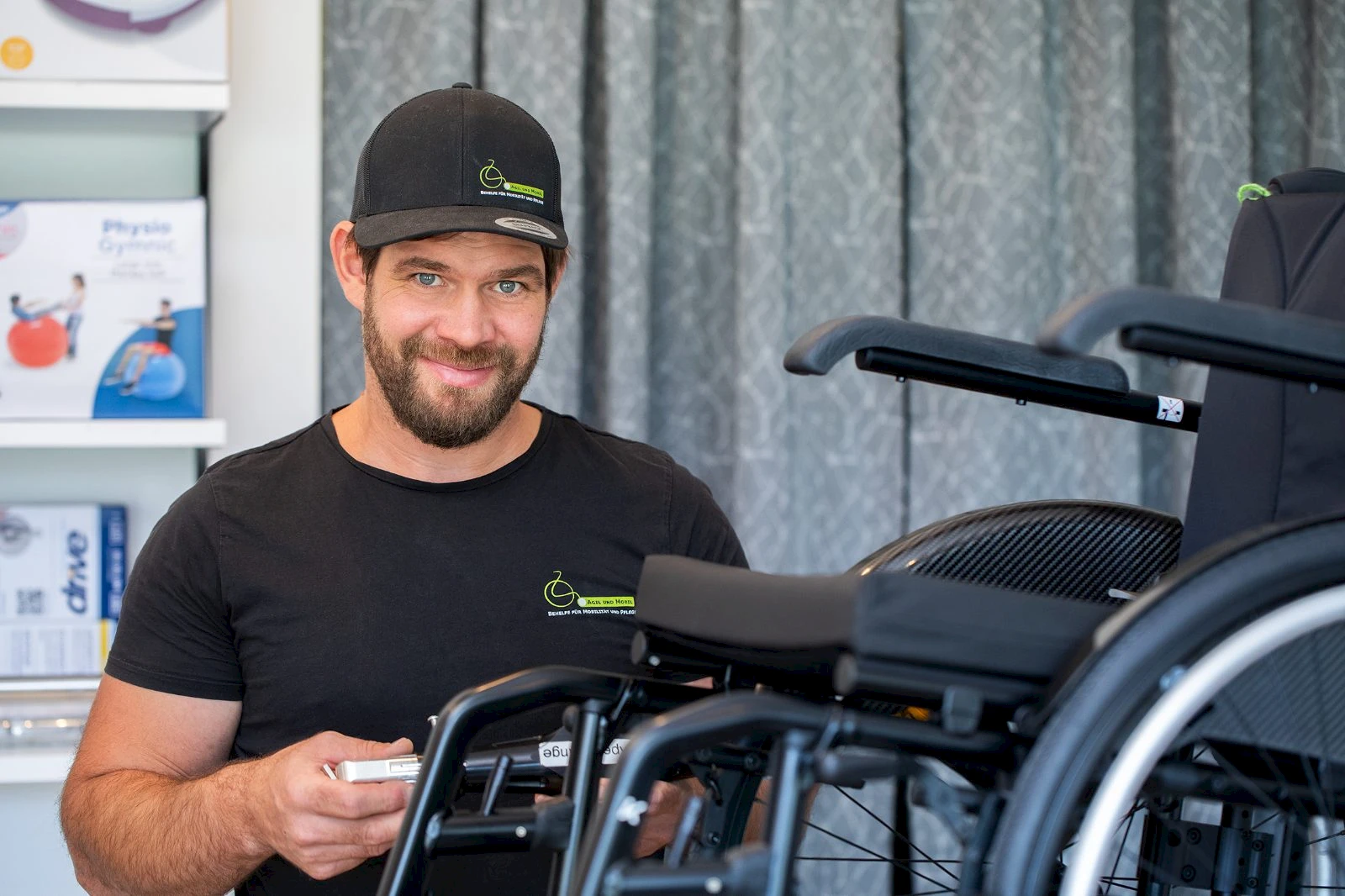 Ein Mitarbeiter von Agil und Mobil stellt ein Ger&auml;t im Gesch&auml;ft ein